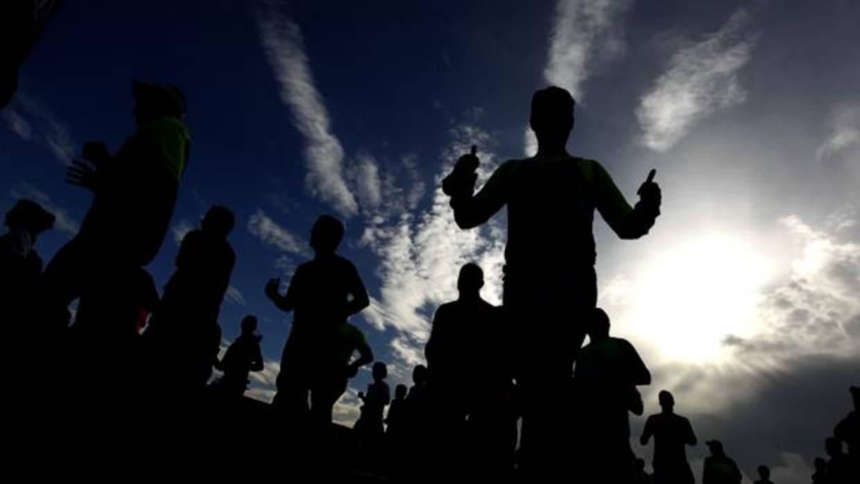 Contraluz de varios corredores en una edición de la Media Maratón de Córdoba