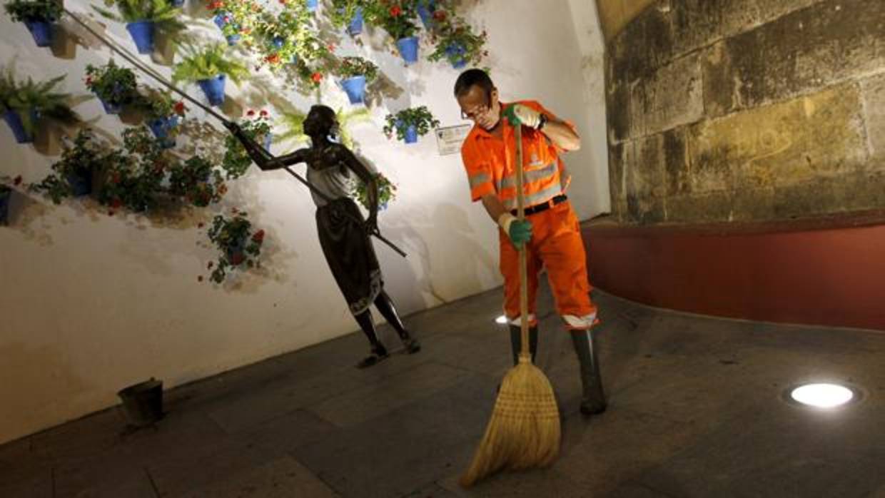 Un trabajador de Sadeco limpiando en la calle Alfaros