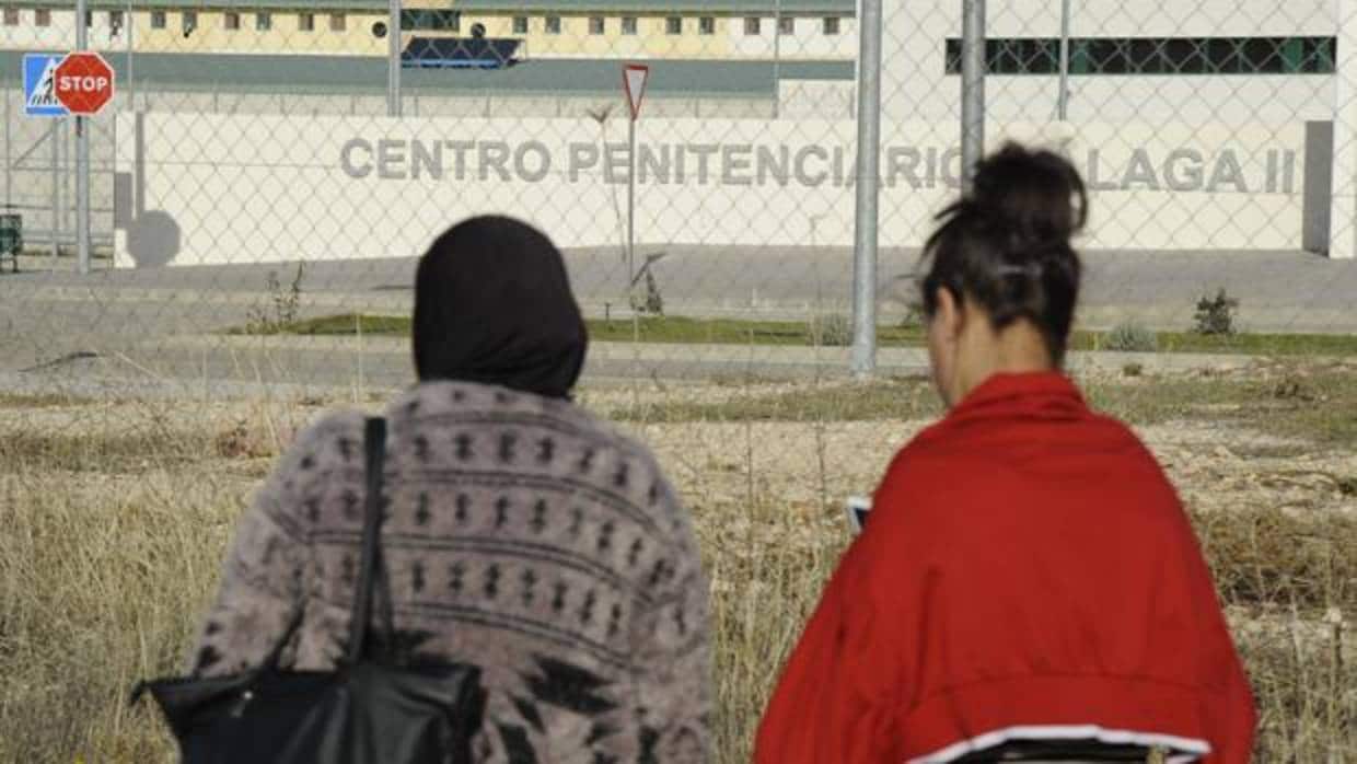 Dos mujeres en el exterior de la cárcel de Archidona, donde hay 500 inmigrantes alojados