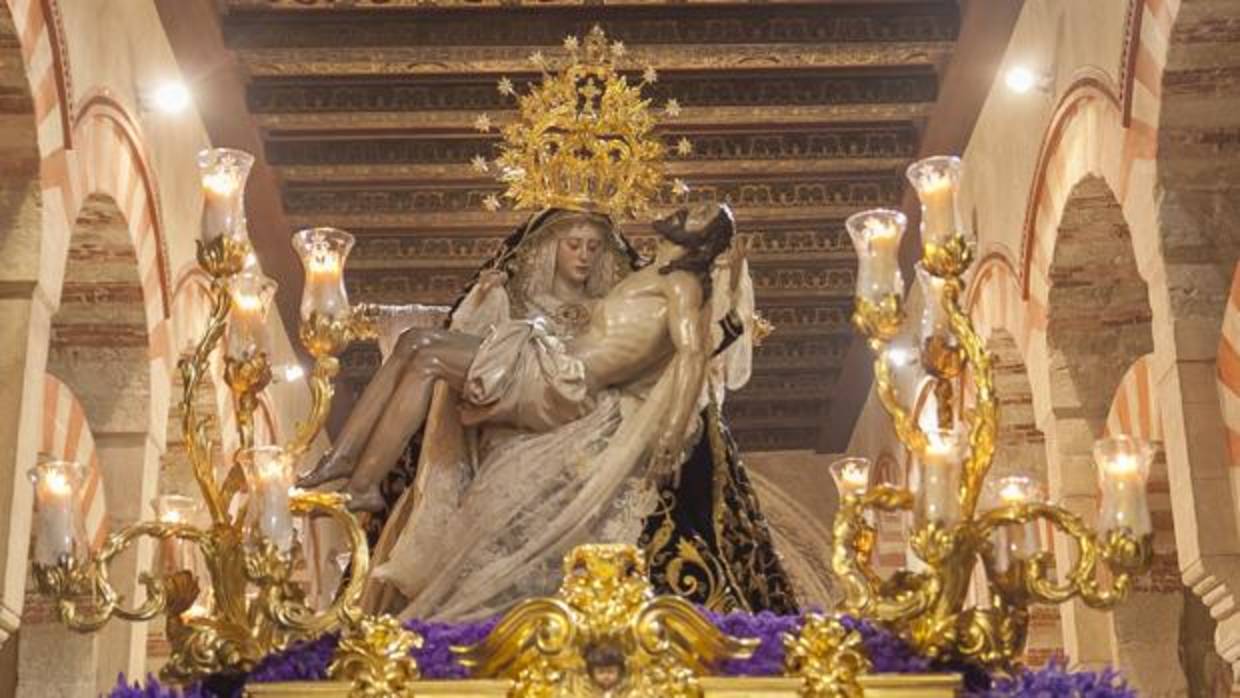 La Virgen de las Angustias, obra póstuma de Juan de Mesa, en la Mezquita-Catedral de Córdoba