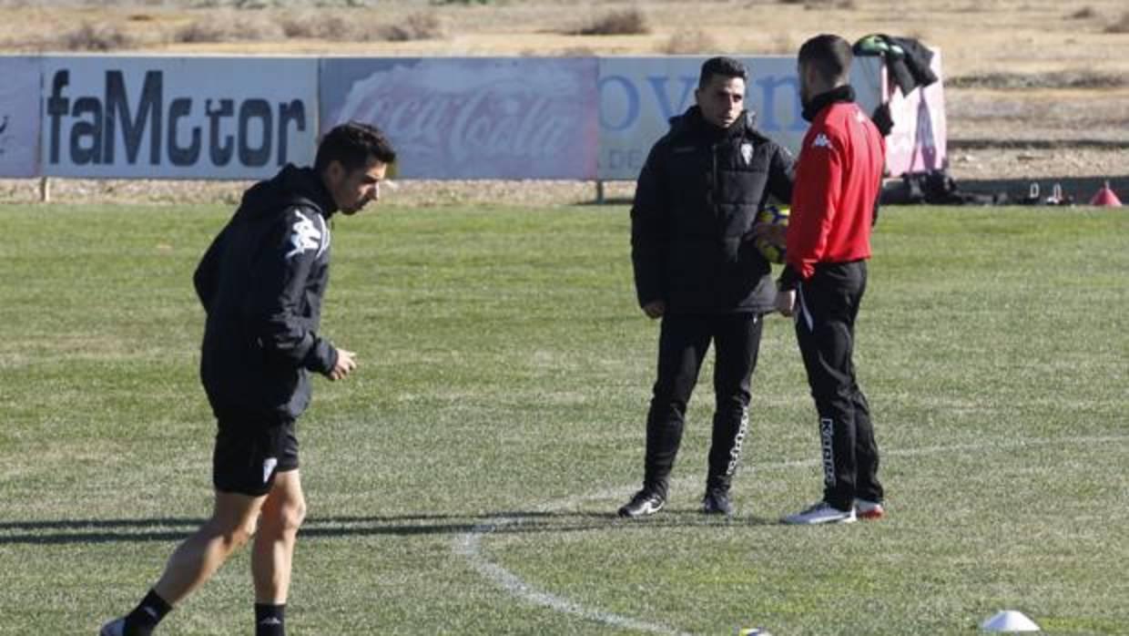 Jorge Romero conversa con su ayudante Cristóbal Fuentes en un entrenamiento