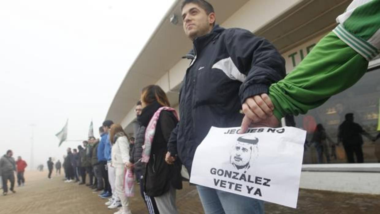La afición del Córdoba CF, este domingo, durante la cadena humana para rodear El Arcángel