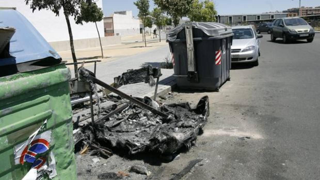 Un contenedor quemado en una imagen de archivo