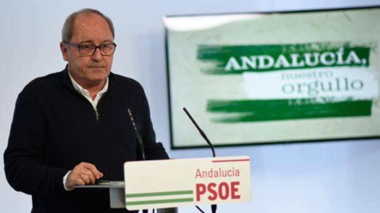 Juan Cornejo, en su comparecencia de los lunes en el PSOE