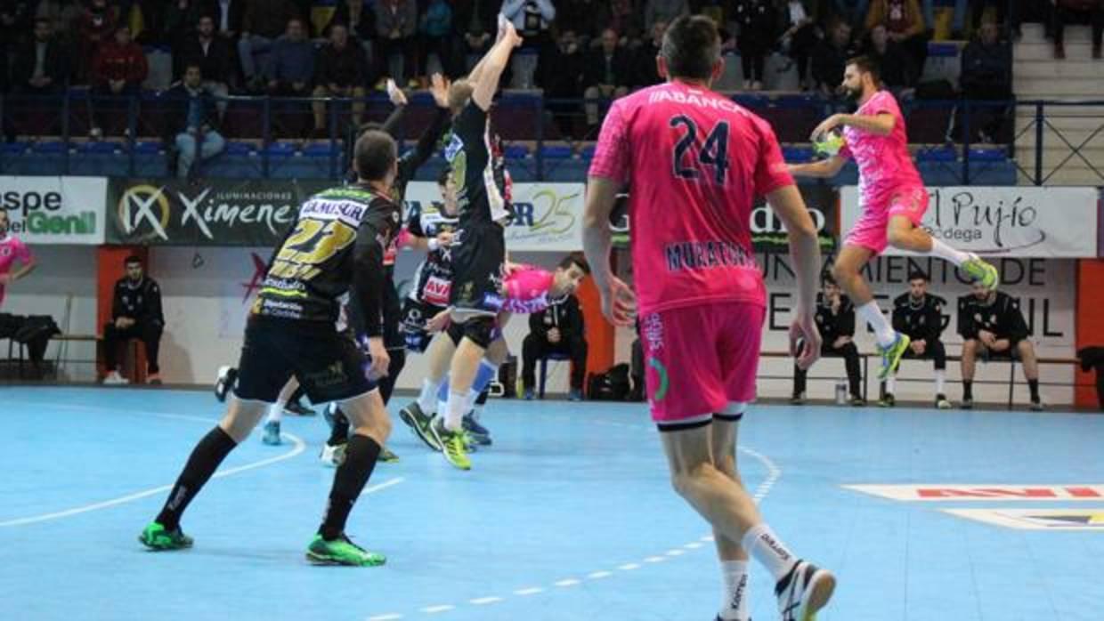 La defensa del Ángel Ximénez frena un ataque del Cangas, este miércoles, en el Miguel Salas