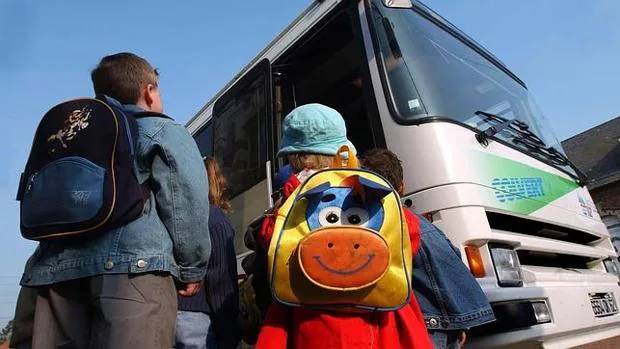 Niños abordando un bus escolar