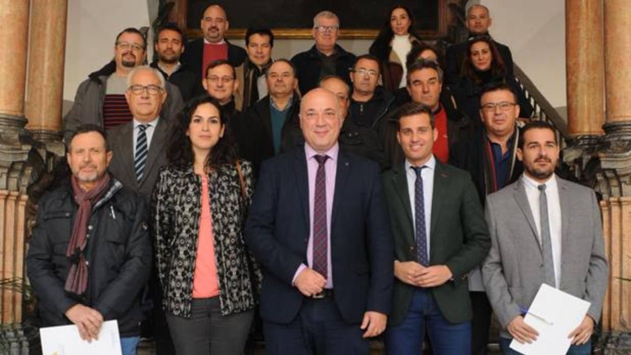 El presidente de la Diputación de Córdoba junto a las organizaciones firmantes