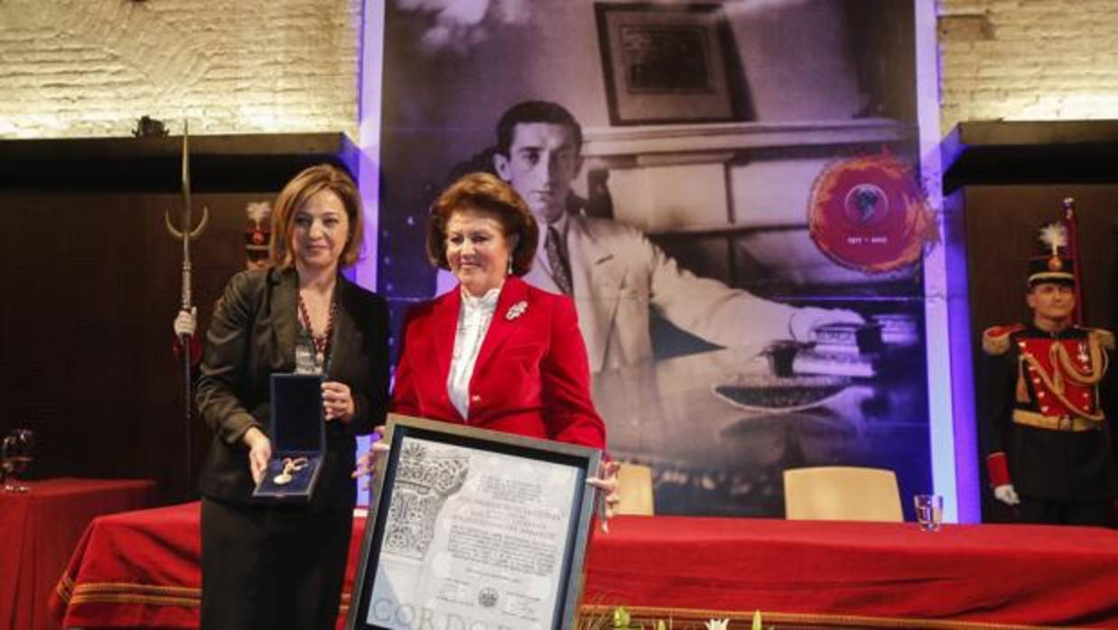 Pilar Soria recoge el título de Hijo Predilecto de manos de la alcaldesa, Isabel Ambrosio