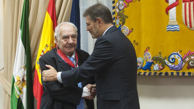 El ministro de Justicia impone la Cruz de la Orden de San Raimundo a Sentob Bendondo