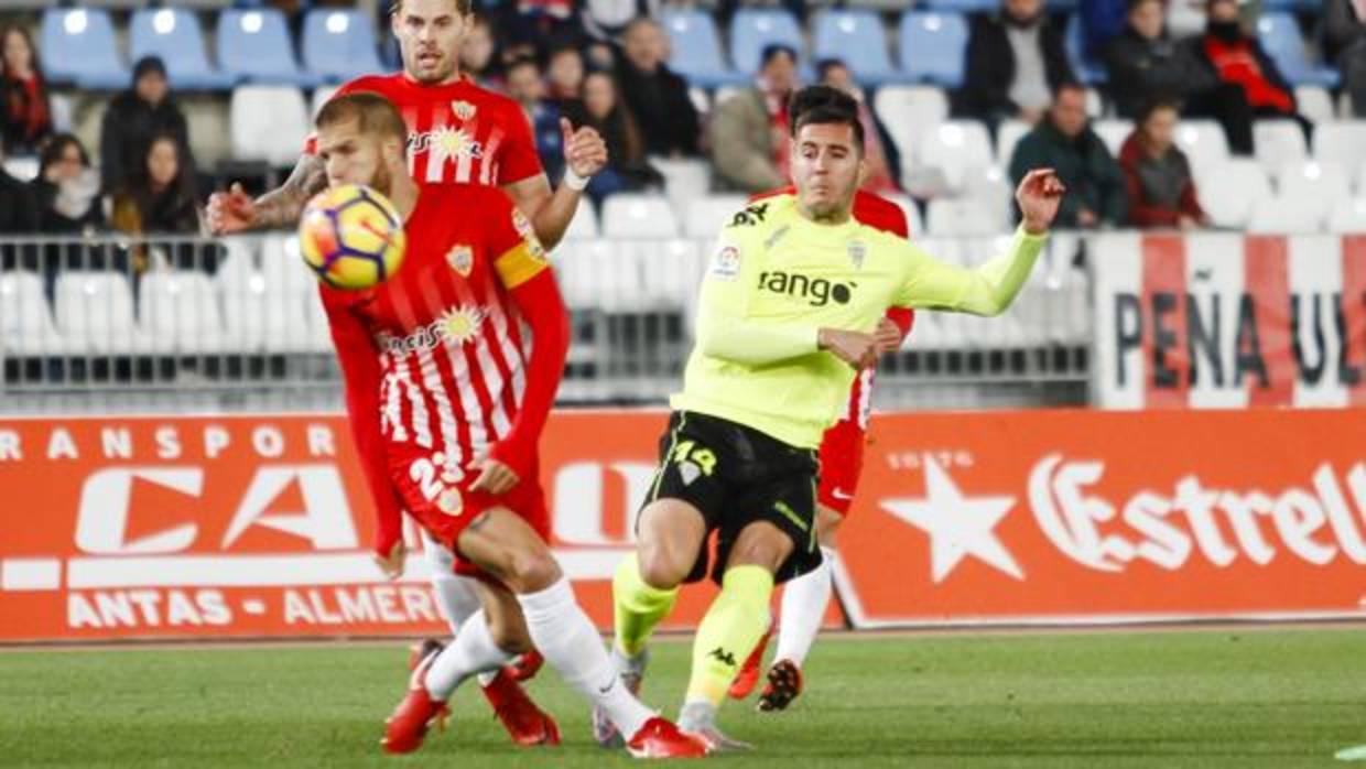 Sergi Guardiola prueba el remate ante Morcillo, capitán del Almería