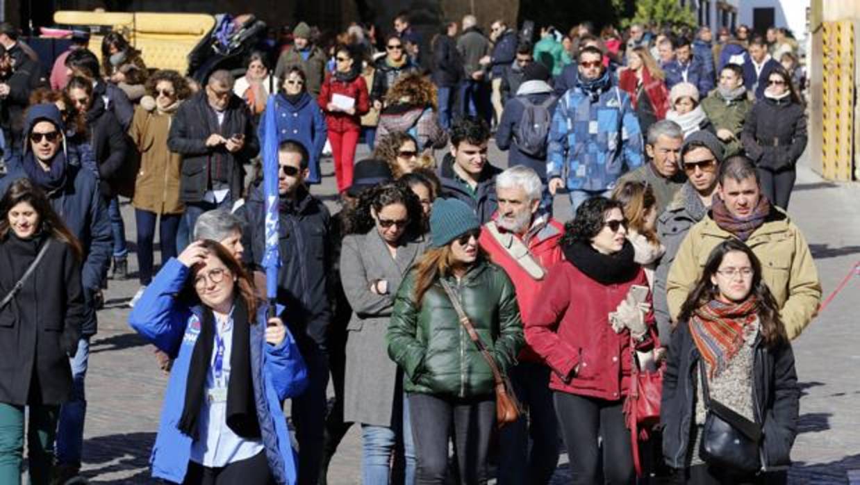 Un grupo de turistas, con su guía, en Córdoba durante el último puente
