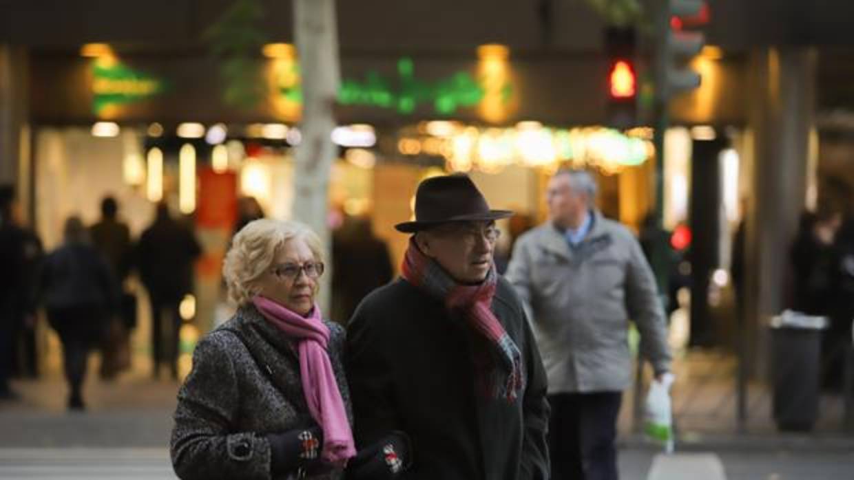 Una pareja pasea por el Centro de Córdoba