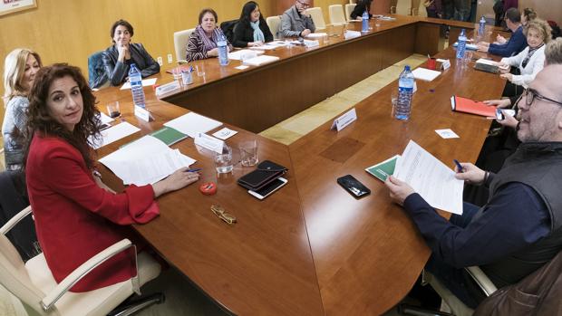 Junta y sindicatos acuerdan que los funcionarios de Andalucía trabajen 2,5 horas desde casa