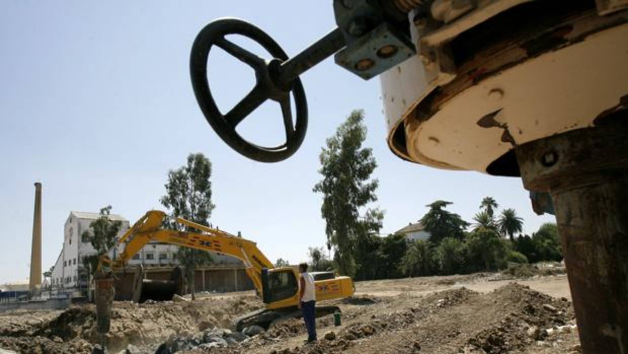 El edificio de la Azucarera, en proceso de derrumbe en 2007