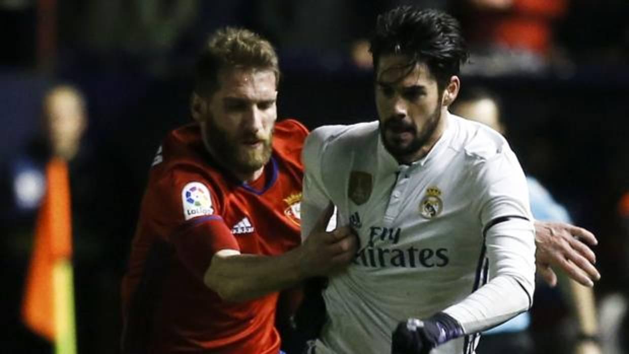 Fausto Tienza agarra a Isco