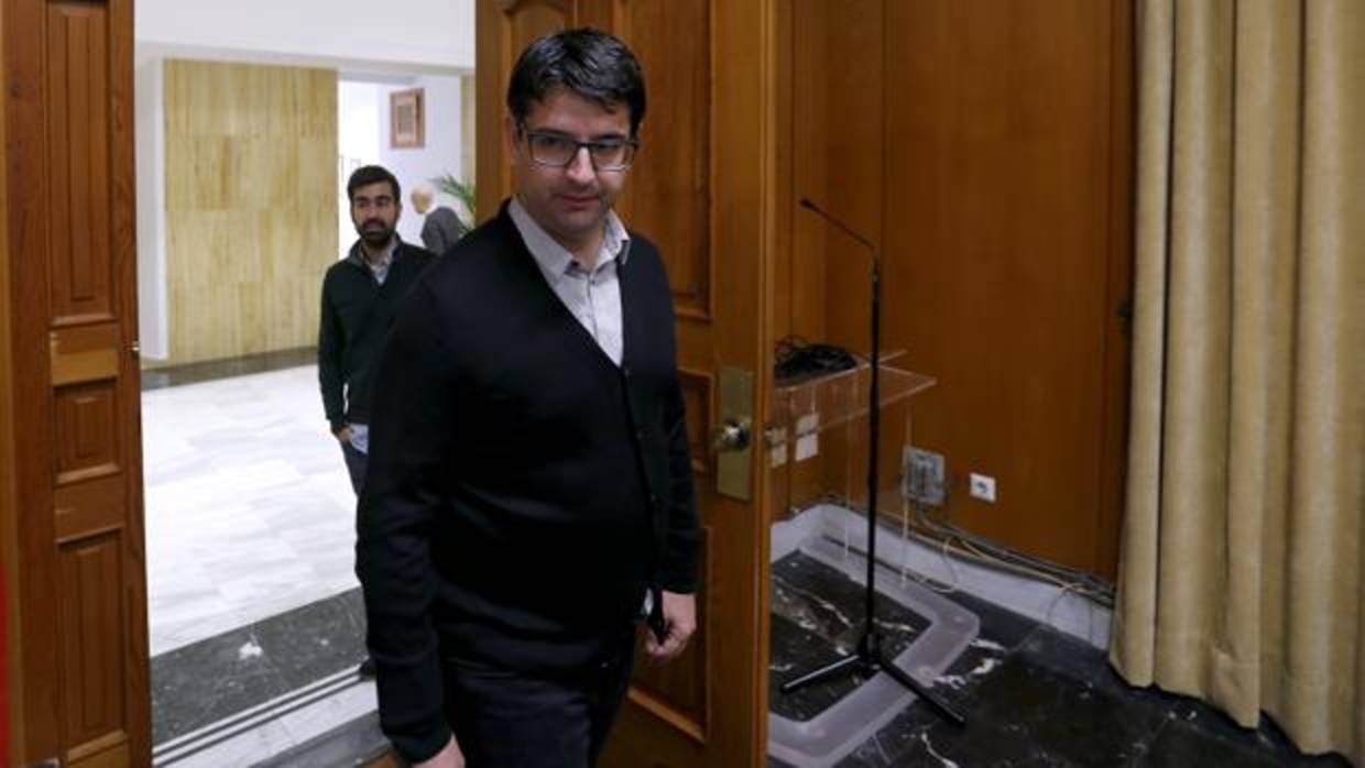 El portavoz de IU y primer teniente de alcalde, Pedro García (IU), antes del inicio de un Pleno