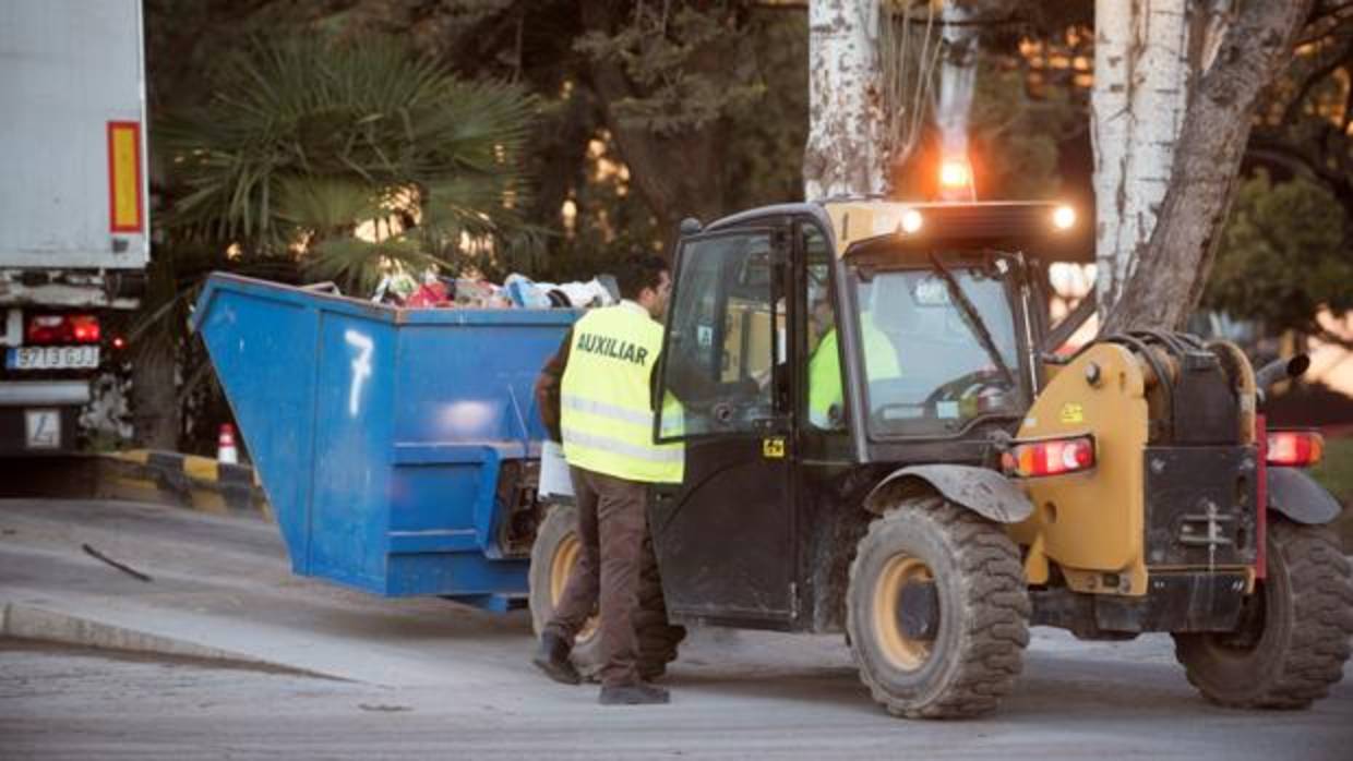 Un auxiliar de la empresa de residuos