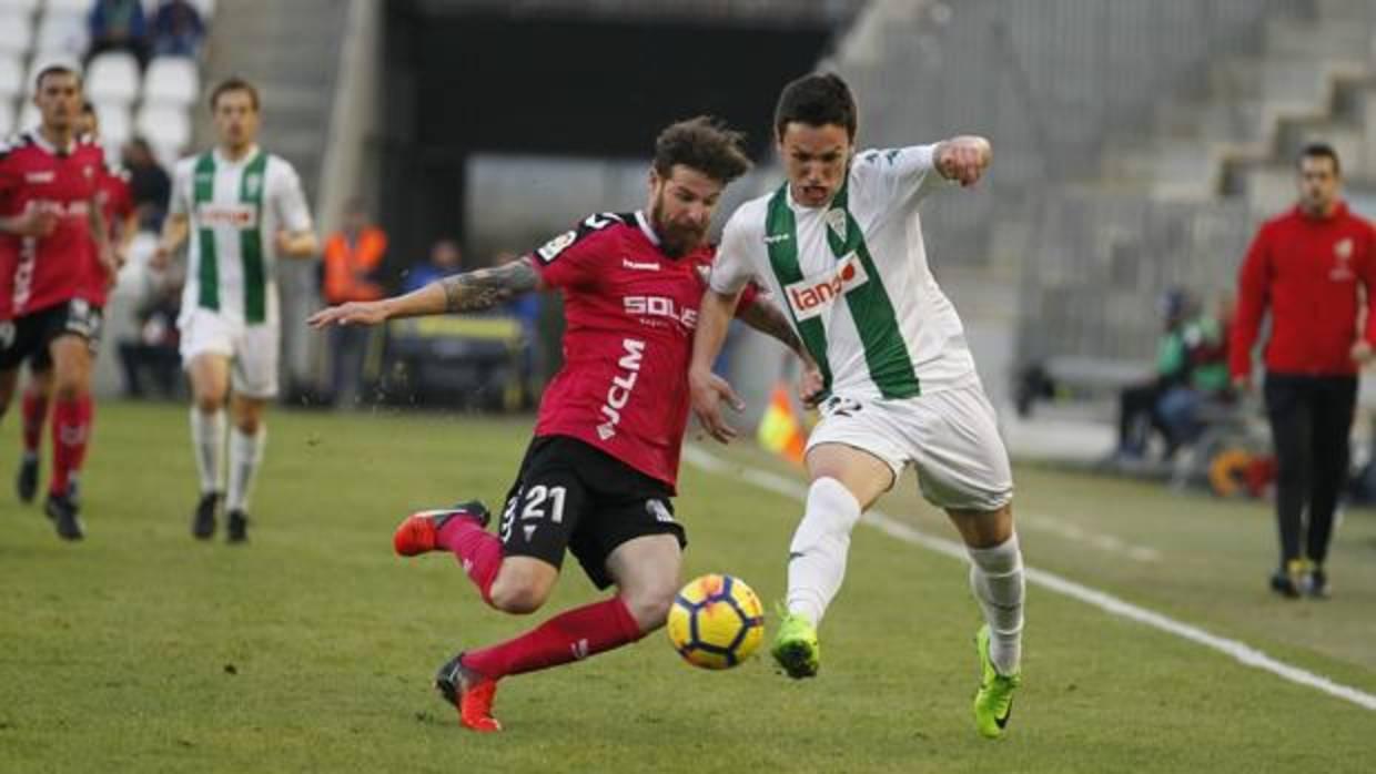 Sasa Jovanovic intenta marcharse de Chus Herrero durante el partido ante el Albacete