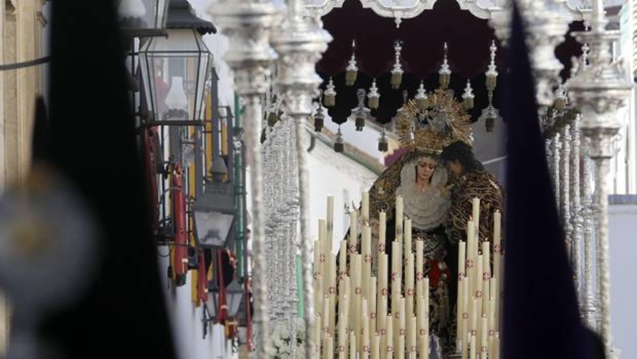 La Reina de los Ángeles junto a San Juan Evangelista