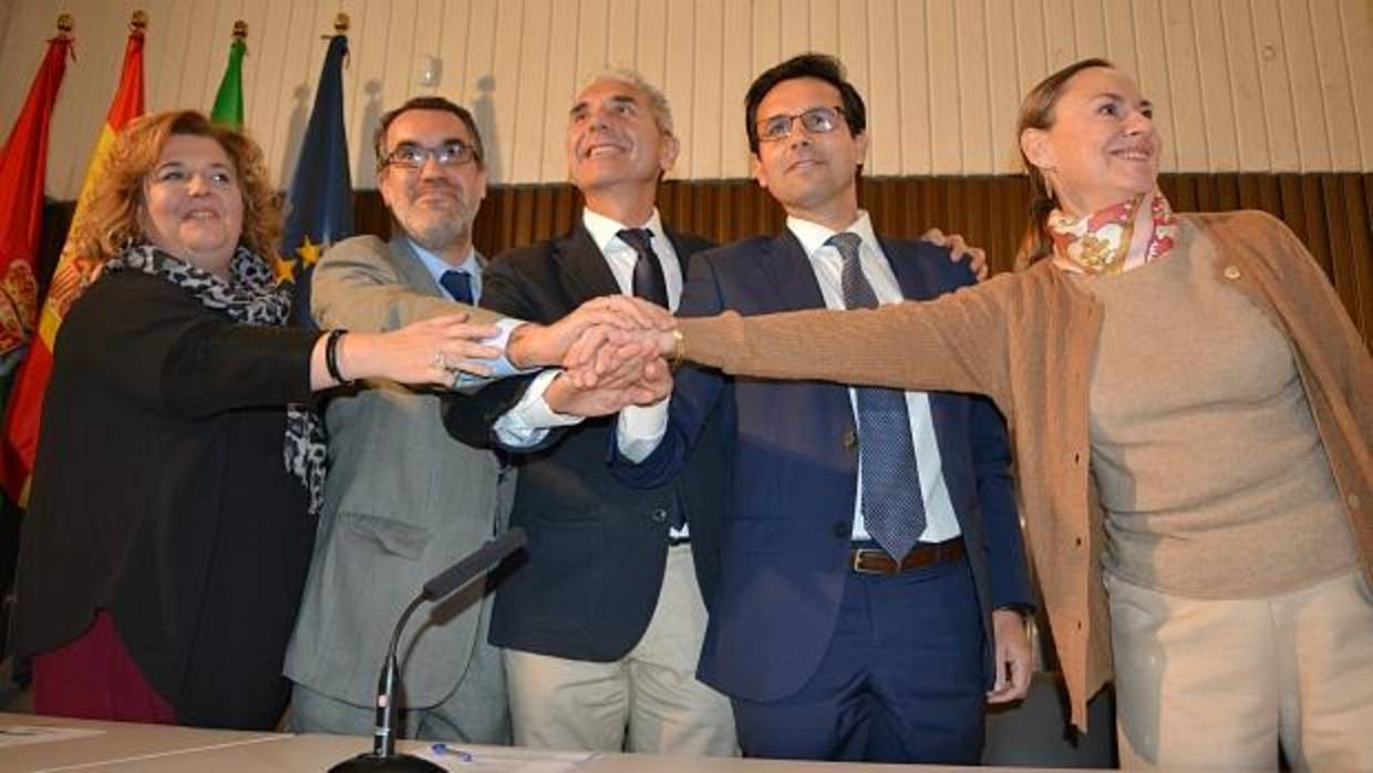 Representantes de las cuatro administraciones, con la sobrina del poeta, a la derecha