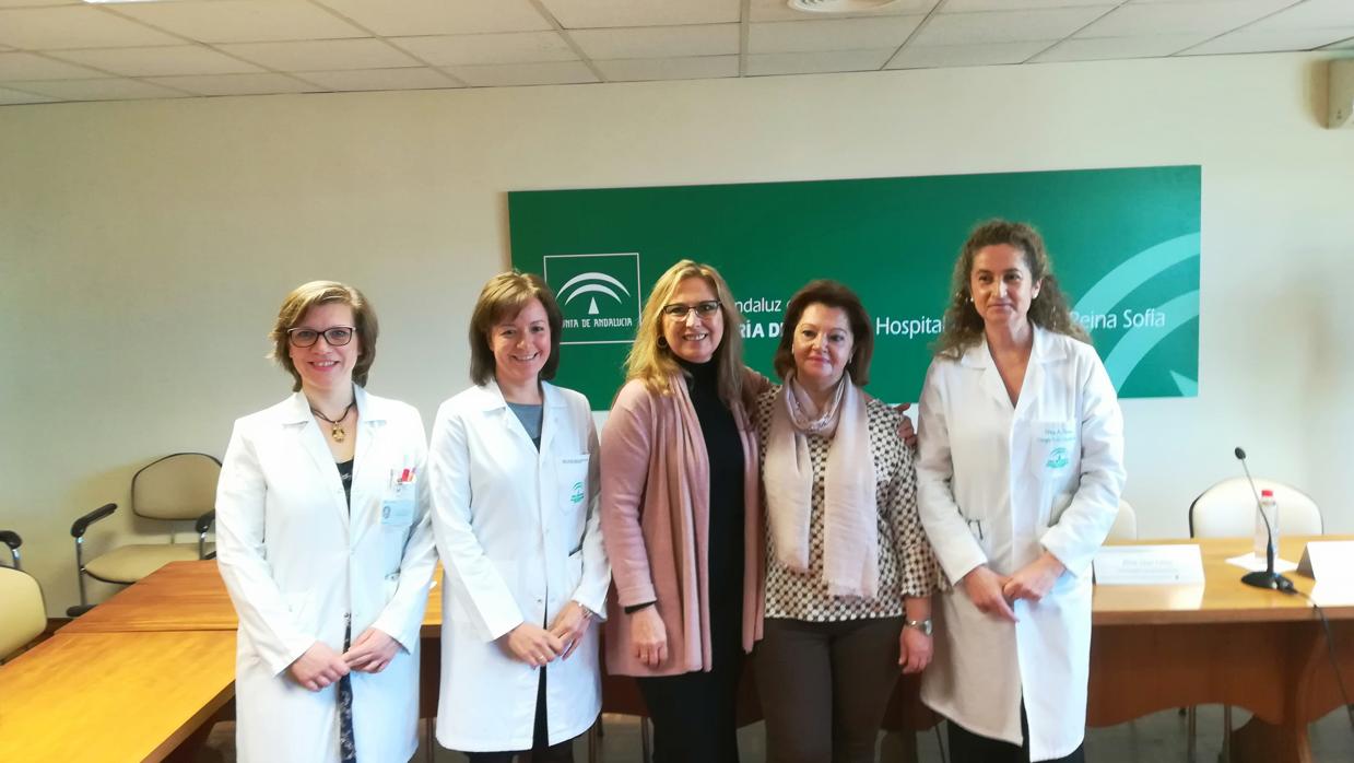 Especialistas del Reina Sofía junto a la delegada de Salud, María Ángeles Luna y la paciente Ana María Arroyo