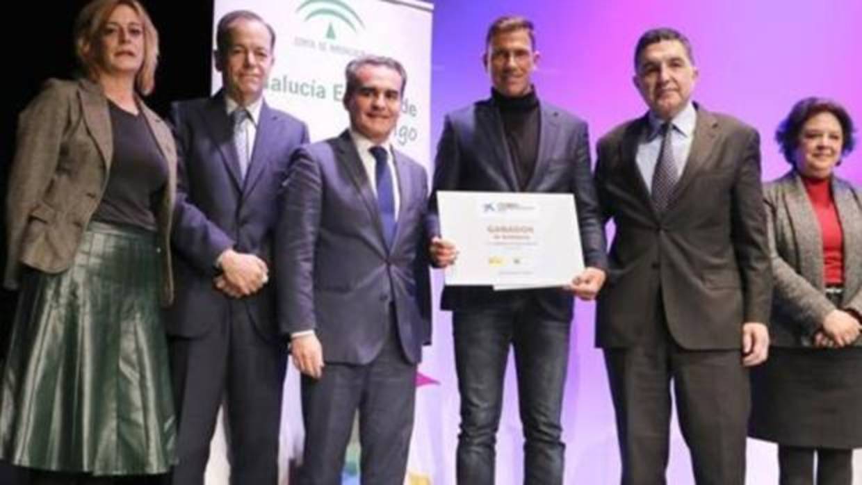 José Luis Rojano, uno de los socios de WUG, con el diploma de ganador, junto a autoridades en el acto