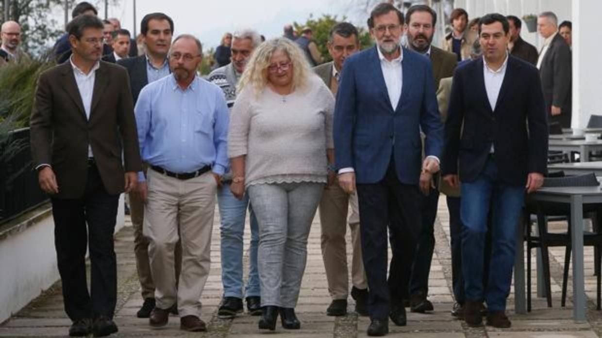 Mariano Rajoy, en Córdoba este domingo, junto a los padres de Sandra Palo y el padre de Marta del Castillo