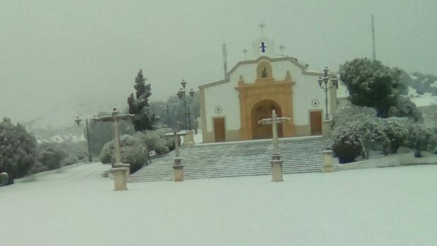 El tiempo en Córdoba: la nieve tiñe de blanco Priego de Córdoba, Doña Mencía, Luque, Baena y Zuheros