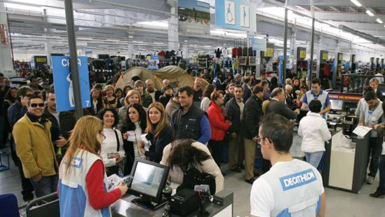 Interior de la tienda de Decathlon en el parque empresarial Carretera de Palma en Córdoba