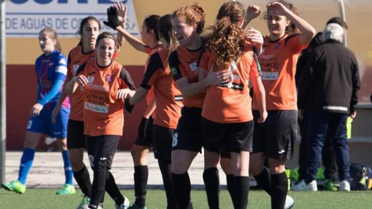 Las jugadoras del Naranjo celebran un gol
