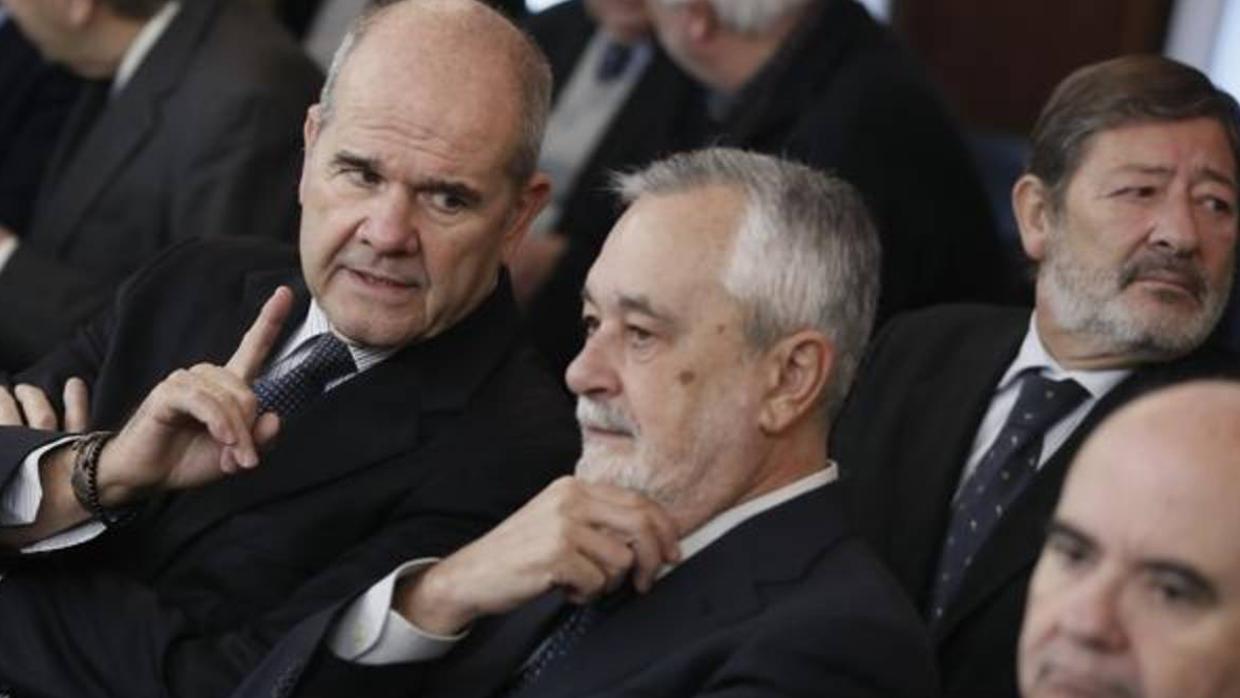Los expresidentes socialistas Manuel Chaves y José Antonio Griñán en la Audiencia