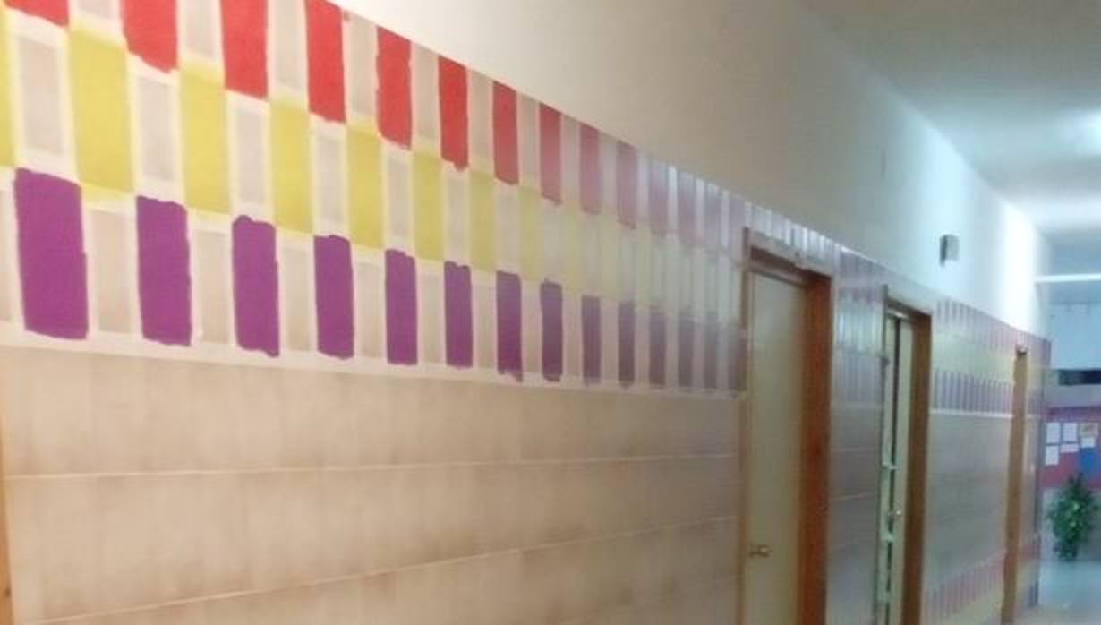 La pintura del pasillo del colegio de Jaén con los colores de la bandera republicana