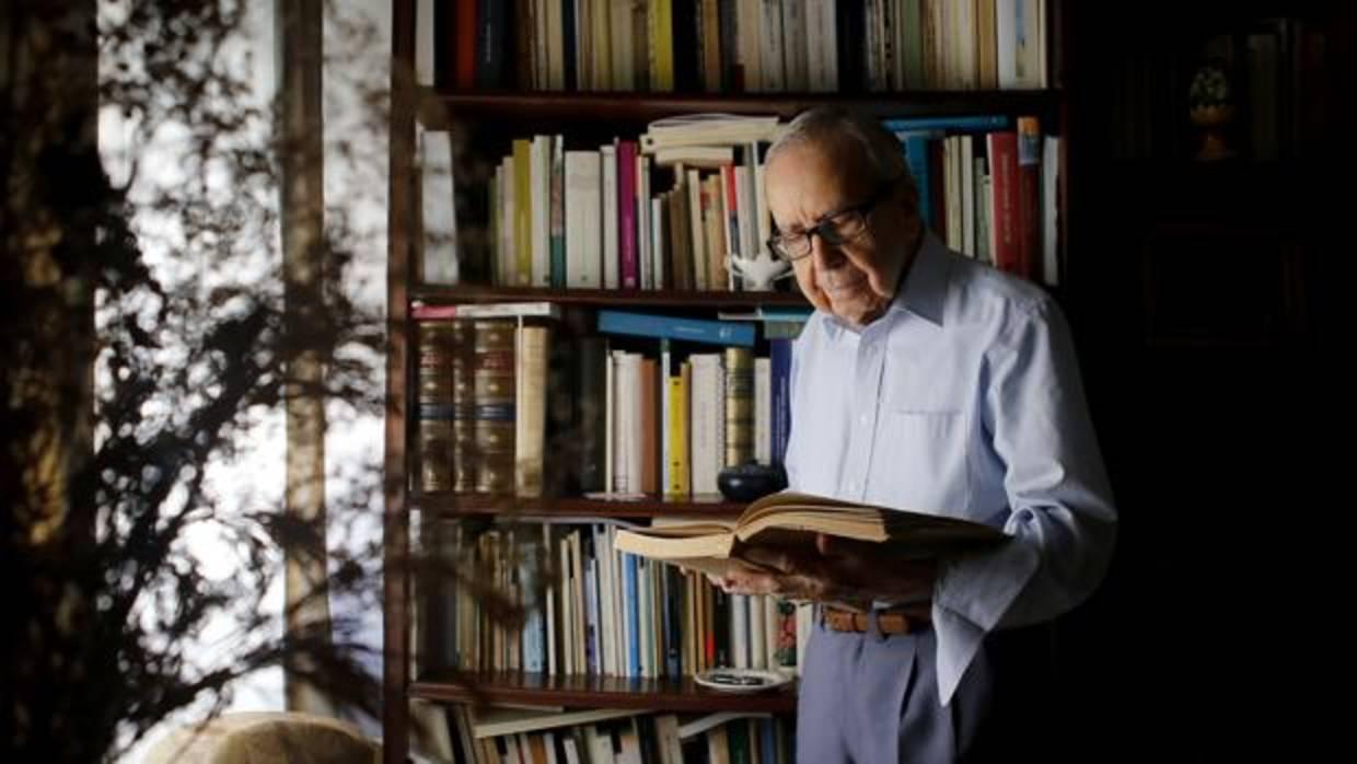 El poeta Pablo García Baena durante una entrevista con ABC