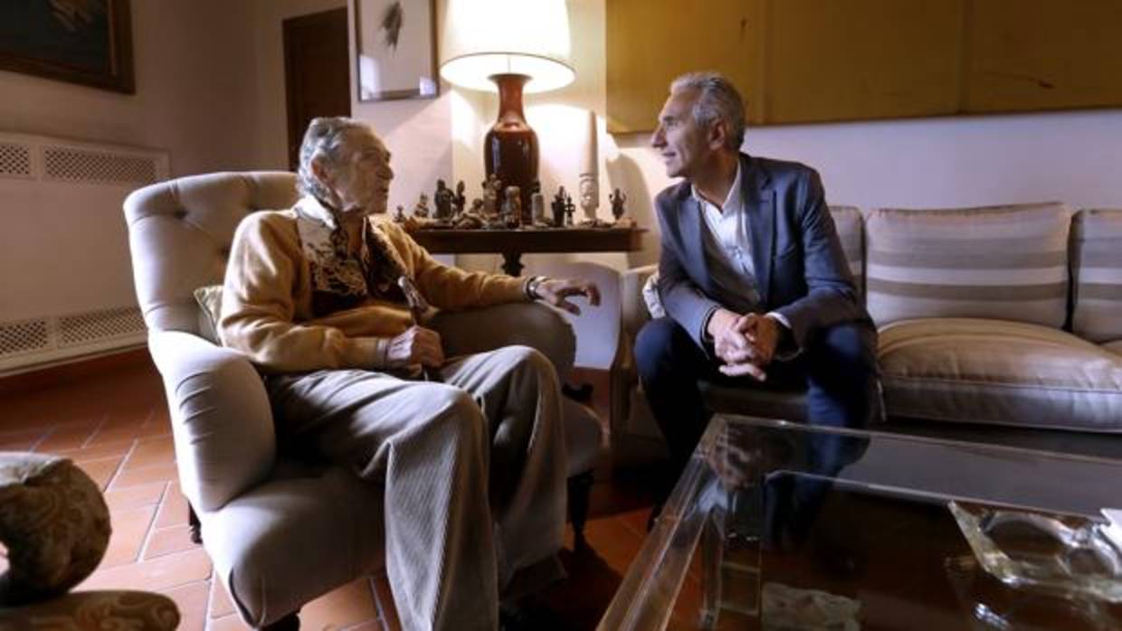 Antonio Gala y Miguel Ángel Vázquez, en la sede de la fundación en Córdoba