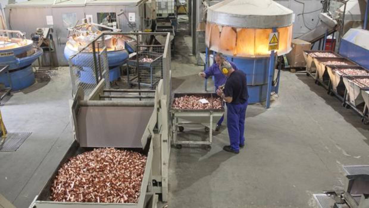 Trabajadores en la planta de IBP Atcosa, una de las firmas del polo del cobre de Córdoba