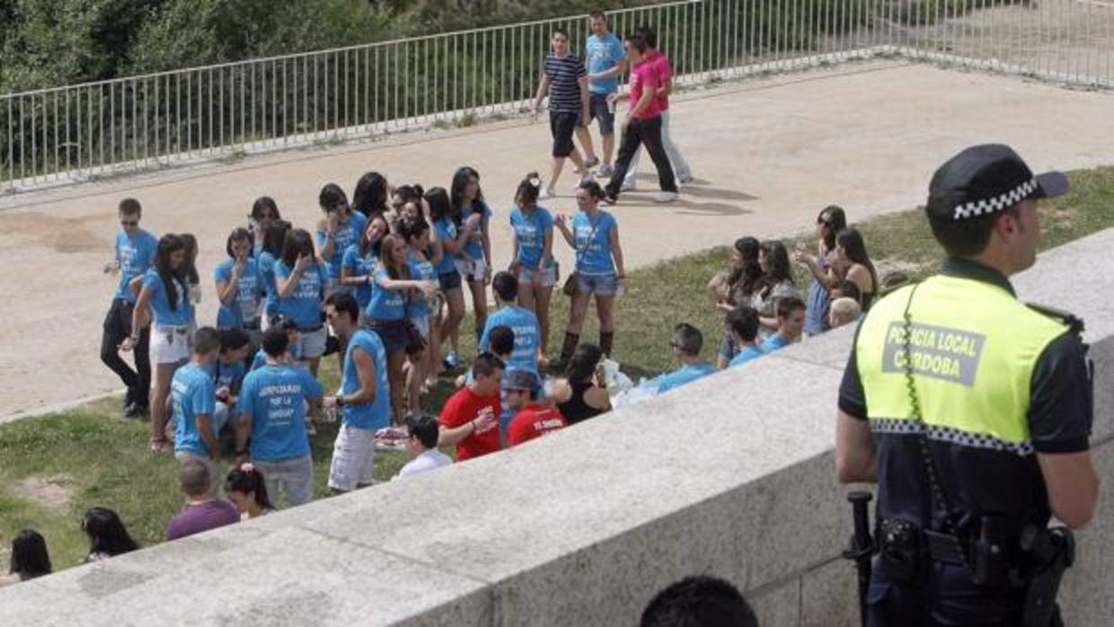 El botellón en Córdoba pasa de ser un fenómeno de fin de semana a celebrarse en las fiestas tradicionales