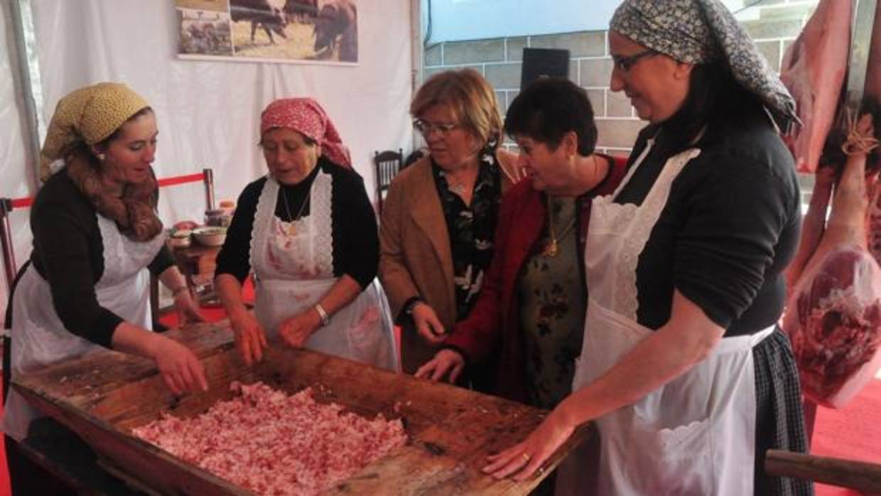 Un grupo de mujeres en un expositor de la feria de la matanza