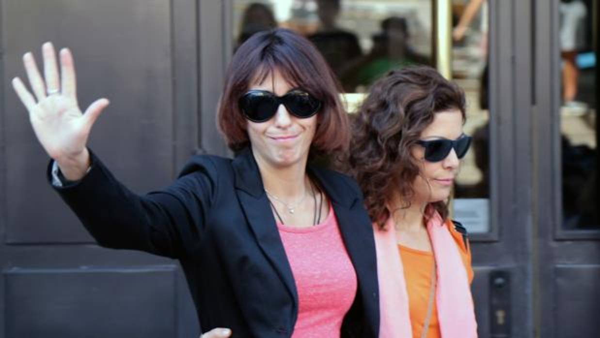 Juana Rivas saluda a las personas que fueron a darle apoyo a la salida de los juzgados