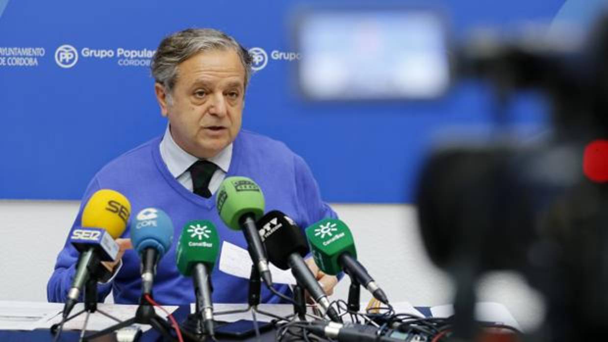 El viceportavoz municipal del PP, Salvador Fuentes, durante una rueda de prensa