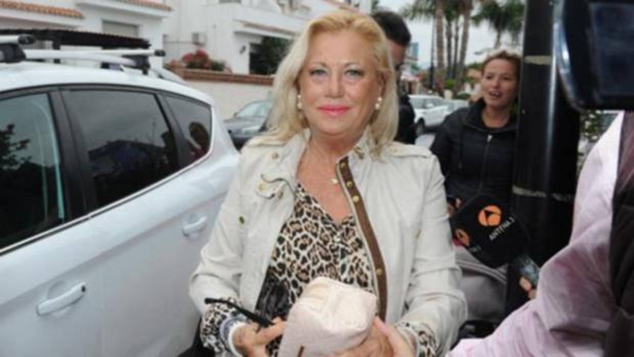 Mayte Zaldívar reprocha la mala imagen que dan a Marbella las goteras en el mercado