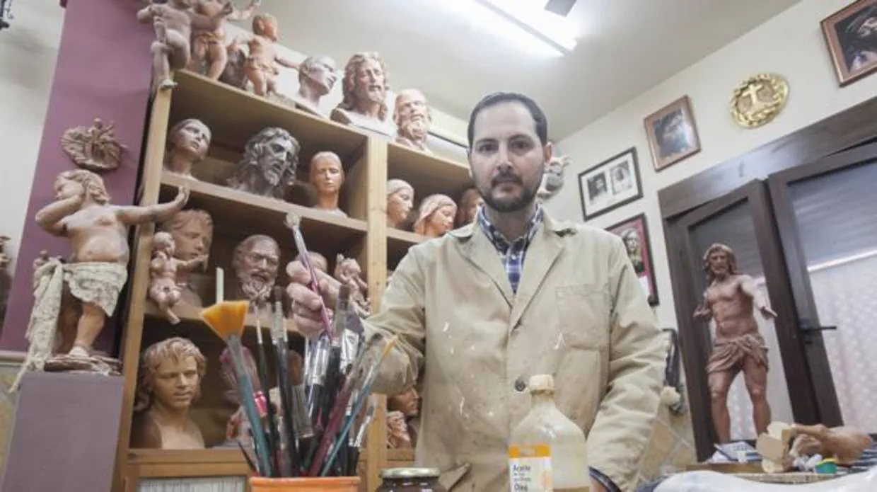 El imaginero José Antonio Cabello en su estudio