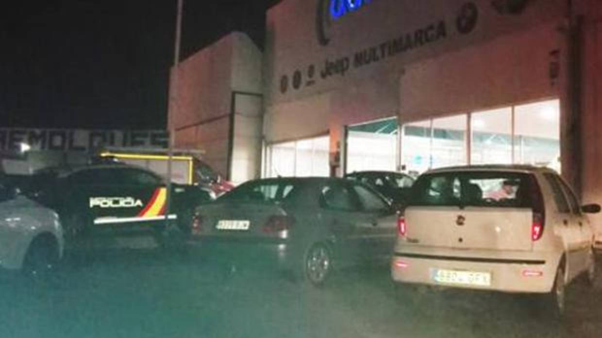 La Policía investiga la muerte de un hombre en su propio concesionario en Baza