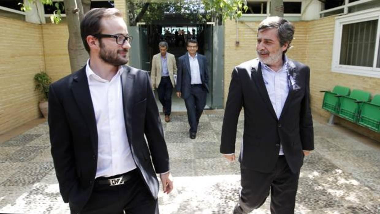 Carlos González (derecha) y Alejandro González (izquierda), en el antepalco del estadio en julio de 2015