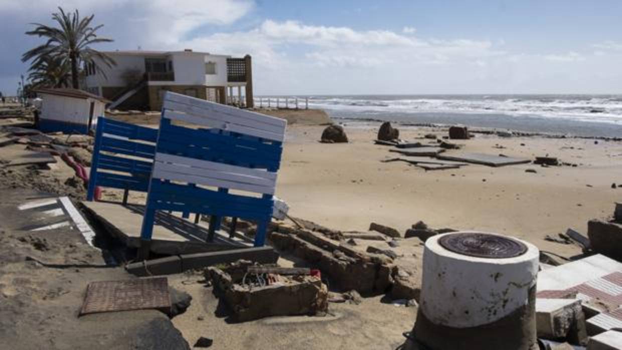 Imagen de la playa de La Antilla en Huelva destrozada por las fuertes olas