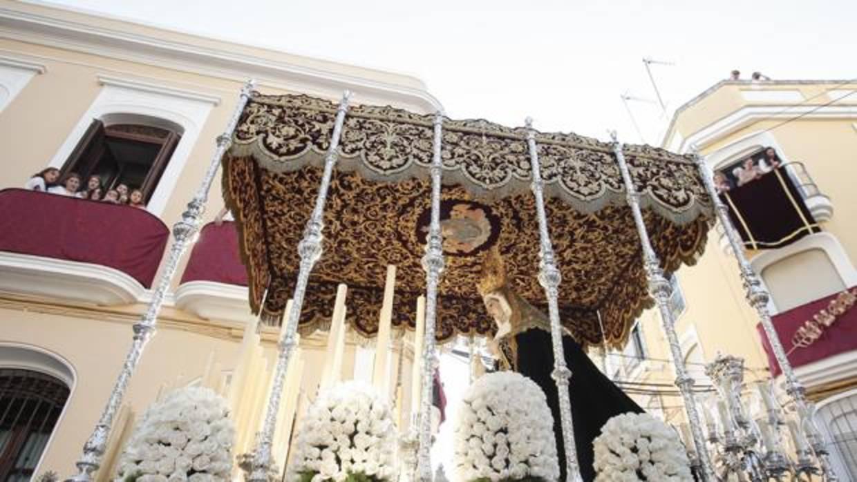 Montaje del palio de María Santísima de Gracia y Amparo