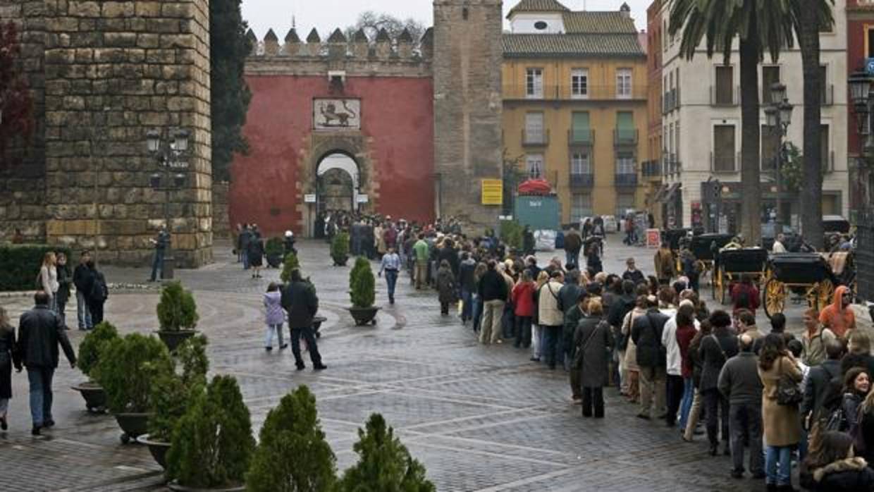 Un grupo de turistas hace cola en la Puerta del León para acceder a los Reales Alcázares de Sevilla