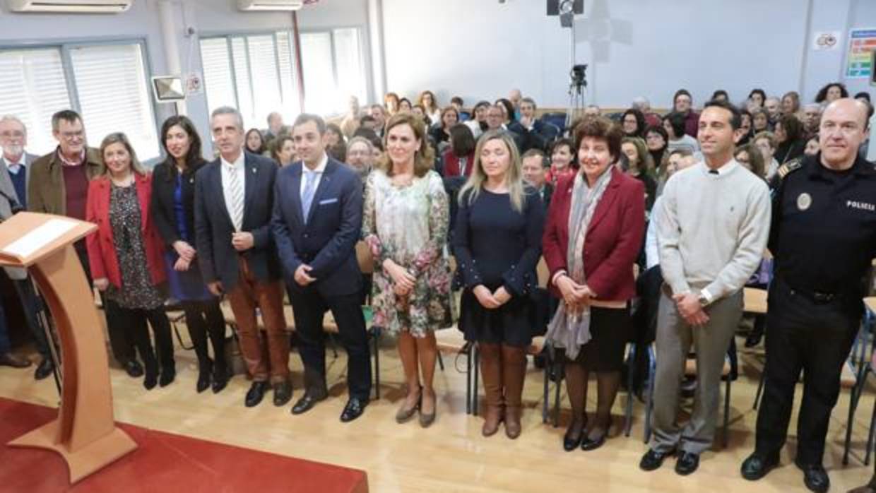 La comunidad escolar junto al delegado de Educación y al alcalde de Lucena, este lunes