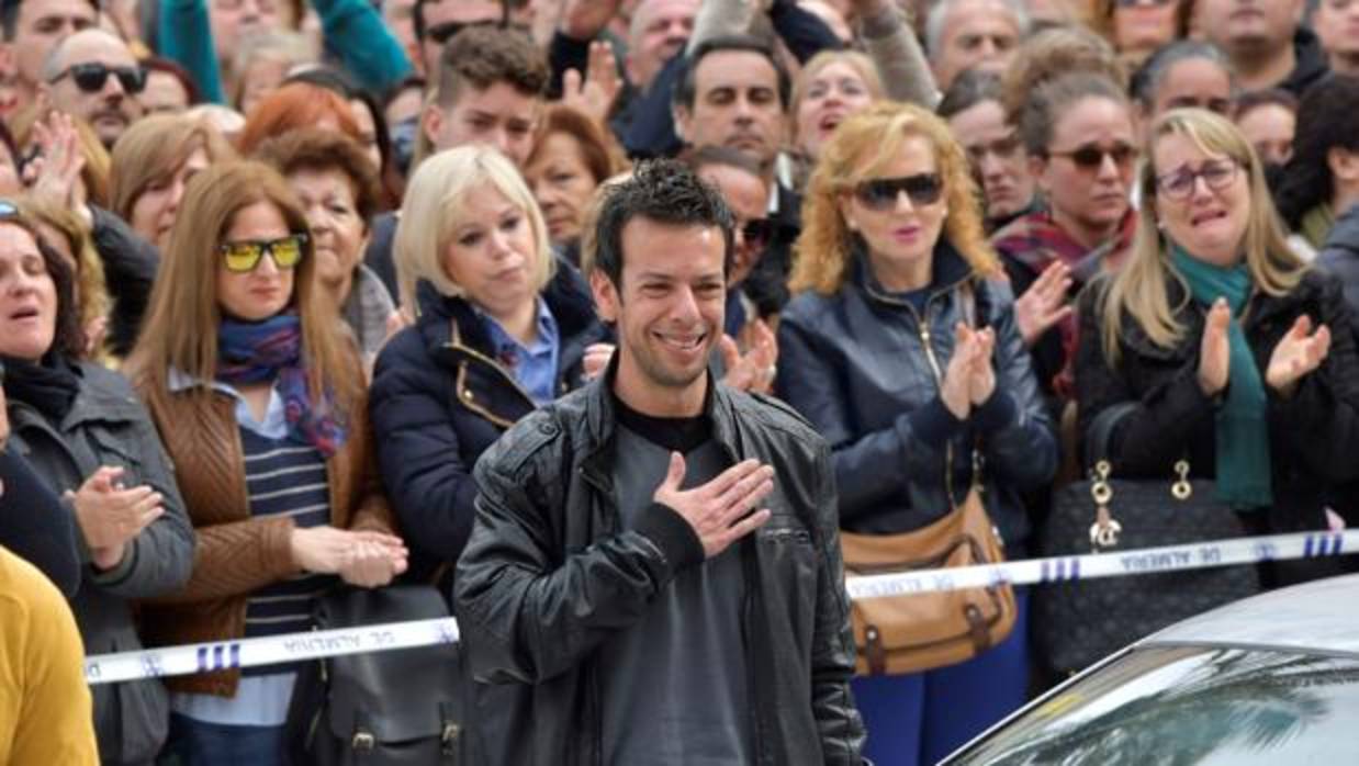 Ángel, el padre de Gabriel ante el féretro de su hijo fallecido