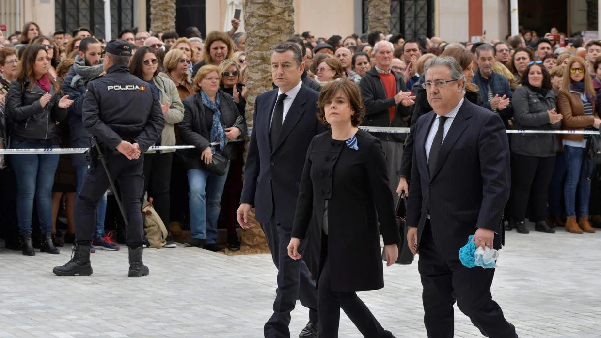 Juan Ignacio Zoido y Soraya Sáenz de Santamaría acudiendo al funeral de Gabriel Cruz