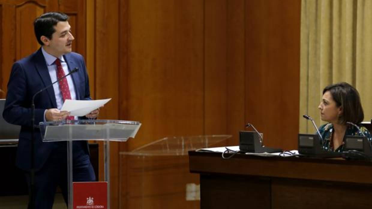 José María Bellido en un reciente pleno en el Ayuntamiento dirigiéndose a la alcaldesa de Córdoba